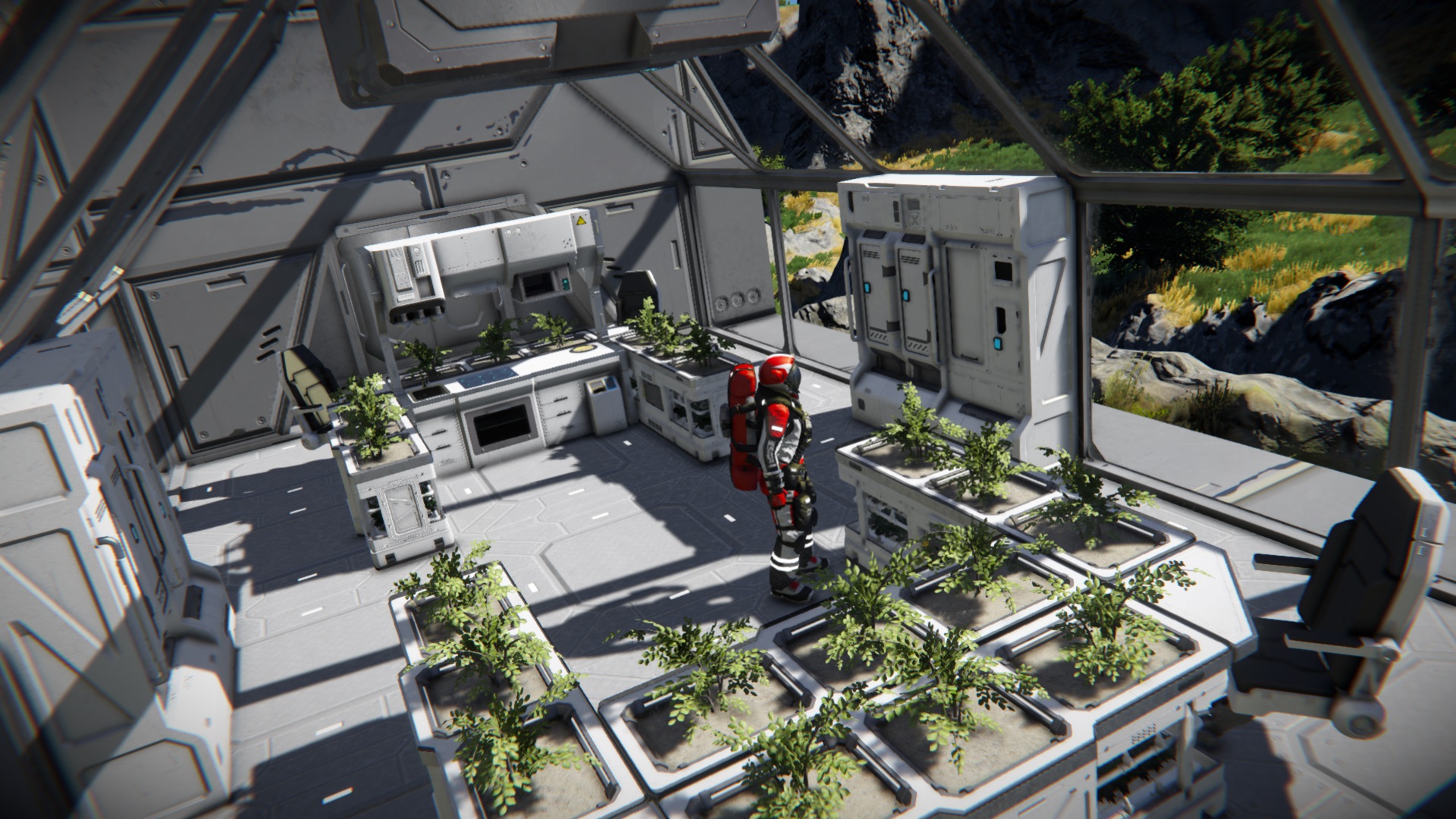 Space Engineersの拠点の通路に立つ赤い宇宙服のエンジニアと植物