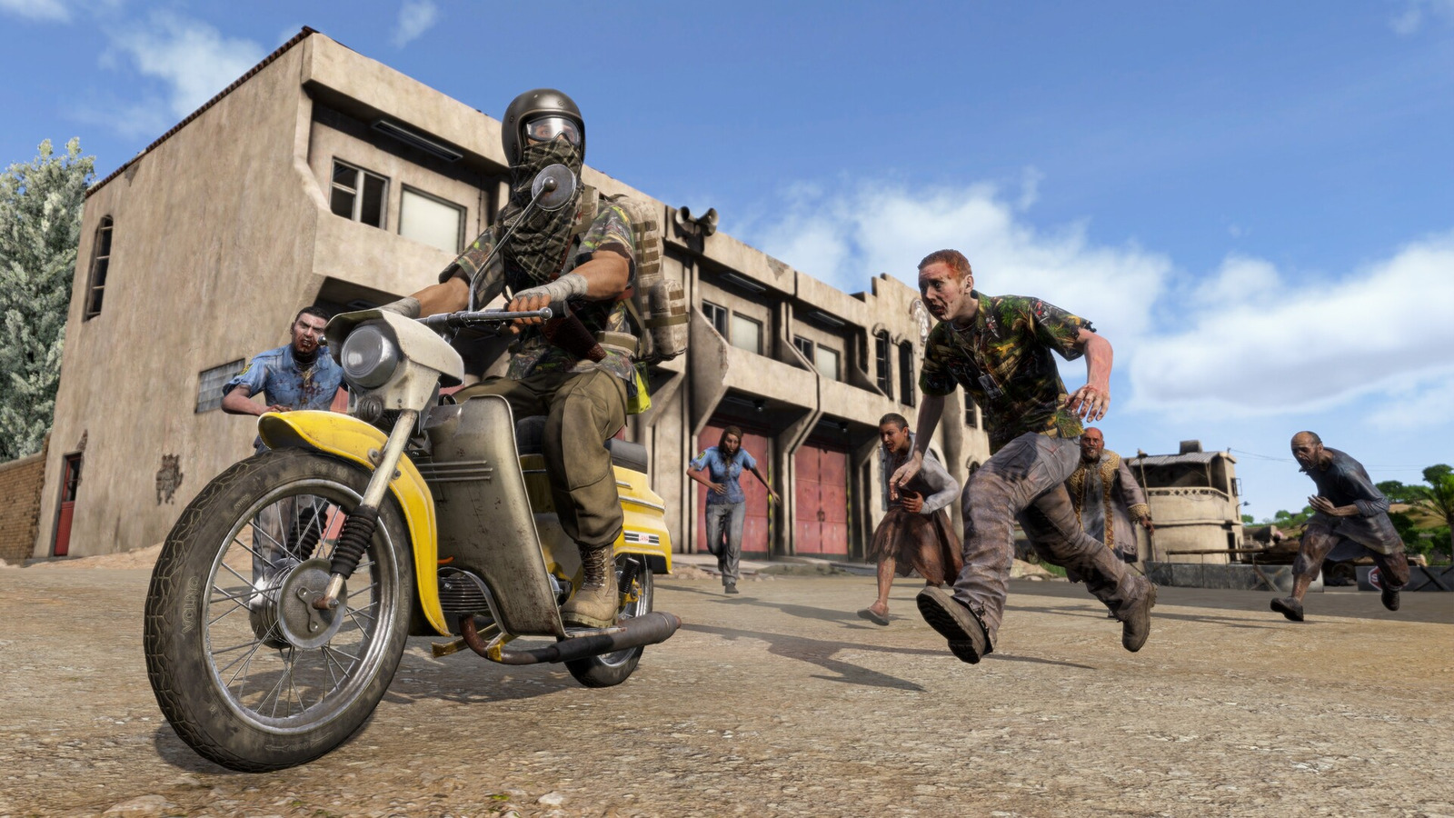DayZ Badlandsの市街地を黄色いバイクで走る生存者と、後ろから追いかける感染者たち。