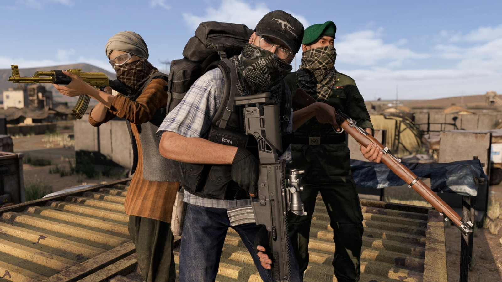 DayZ Badlandsで建物の屋上に集まる3人の生存者。顔を覆う布などを着け、それぞれ銃を持っている。