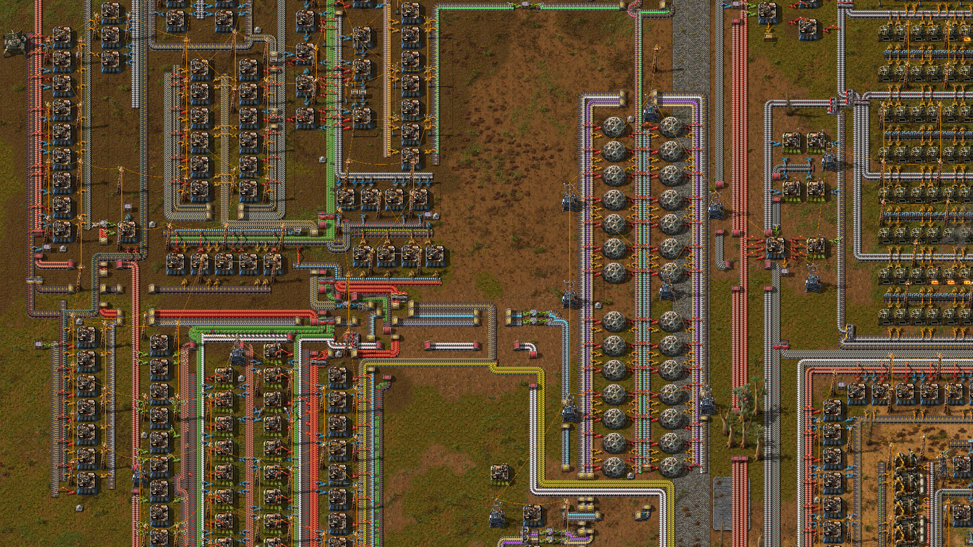 組立機と搬送ベルトが並ぶFactorioの工場
