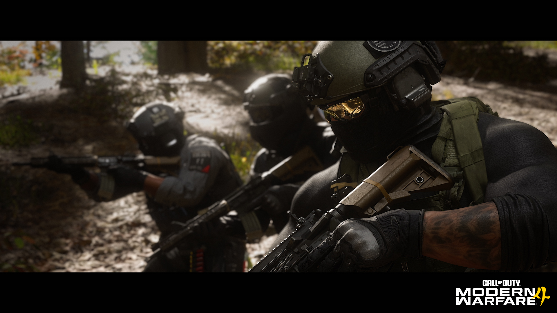 MW4 PC公式紹介に掲載された林の中で待機する部隊のゲーム場面