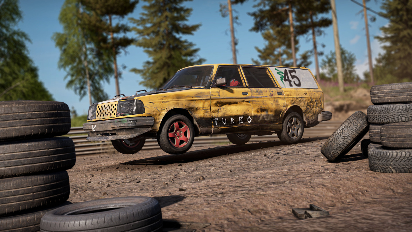Wreckfest 2の黄色いHammerhead。車体には45の番号が描かれ、タイヤが置かれた未舗装路を走っている。